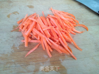 鲍鱼干贝XO酱拌胡萝卜豆芽菜的做法步骤：2