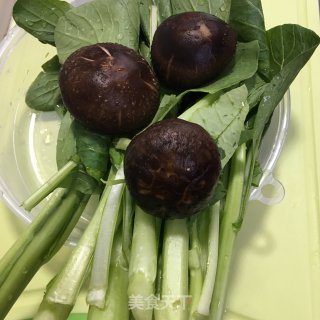 香菇炒油菜的做法步骤：1