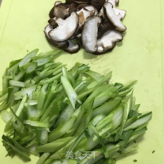香菇炒油菜的做法步骤：2