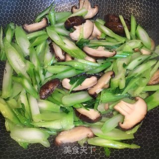 香菇炒油菜的做法步骤：4