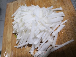 白萝卜汤的做法步骤：2