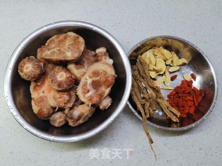 北芪党参牛尾汤的做法步骤：1