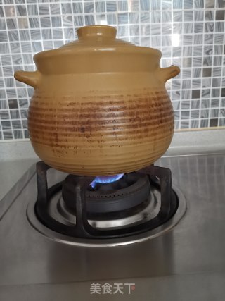 北芪党参牛尾汤的做法步骤：2