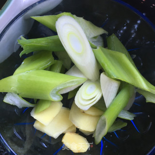 玉米胡萝卜排骨汤的做法步骤：3