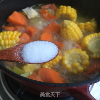 玉米胡萝卜排骨汤的做法步骤：11