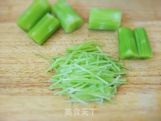 “ 春日应季美食 ”莴笋炒肉的做法步骤：3