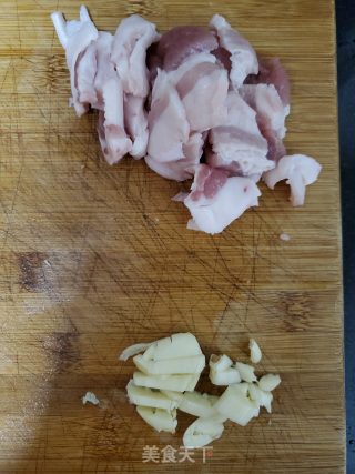 五花肉炒白菜的做法步骤：2