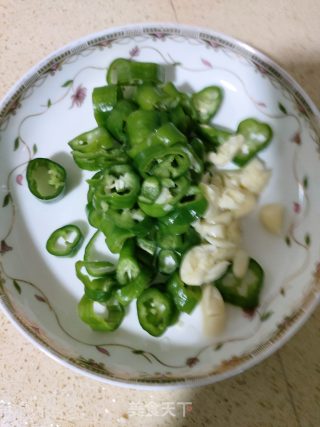 辣椒炒荷包蛋的做法步骤：1
