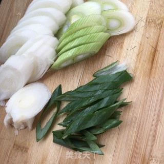 “春日应季美食”春葱炒肉的做法步骤：2
