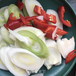 “春日应季美食”春葱炒肉的做法步骤：3