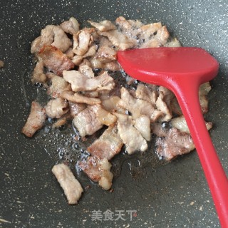 “春日应季美食”春葱炒肉的做法步骤：7