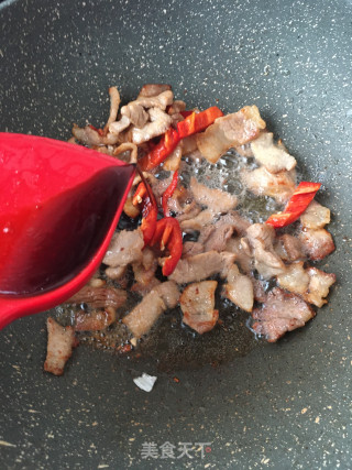 “春日应季美食”春葱炒肉的做法步骤：8
