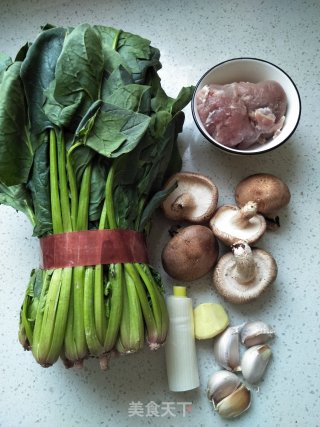 肉丝蘑菇炒菠菜的做法步骤：1
