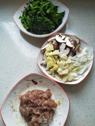 肉丝蘑菇炒菠菜的做法步骤：5