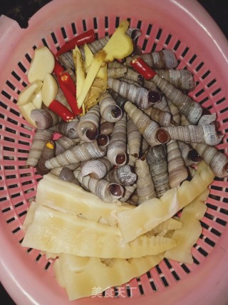 钉螺鸭脚煲的做法步骤：1