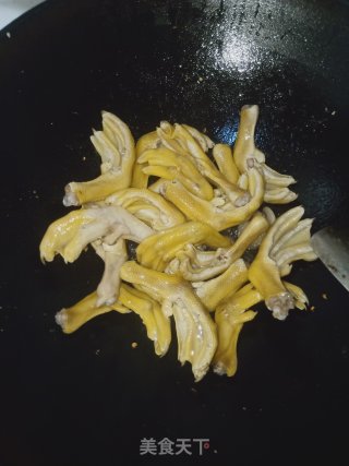 钉螺鸭脚煲的做法步骤：2