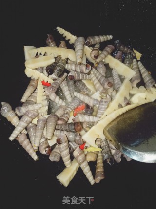 钉螺鸭脚煲的做法步骤：4