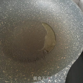 香菜番茄煎蛋汤的做法步骤：3