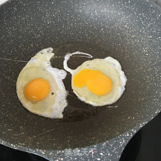 香菜番茄煎蛋汤的做法步骤：4
