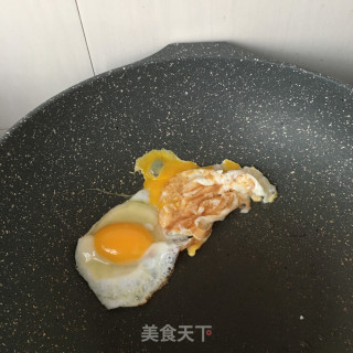 香菜番茄煎蛋汤的做法步骤：5