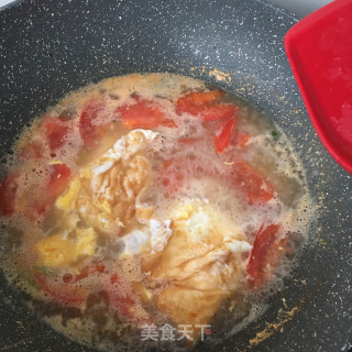 香菜番茄煎蛋汤的做法步骤：8
