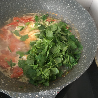 香菜番茄煎蛋汤的做法步骤：9