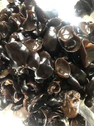 木耳炒油菜的做法步骤：2