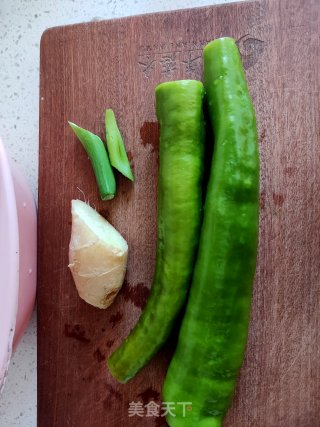 北极虾炒青椒的做法步骤：1