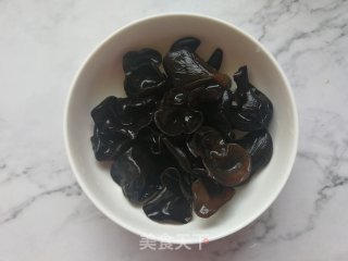 木耳炒芦笋的做法步骤：1