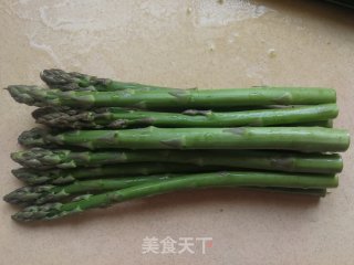 木耳炒芦笋的做法步骤：2
