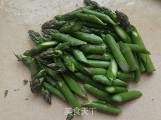 木耳炒芦笋的做法步骤：3