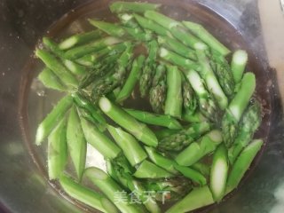 木耳炒芦笋的做法步骤：5