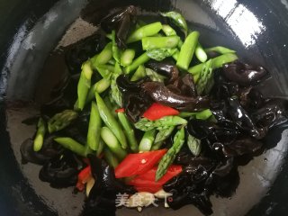 木耳炒芦笋的做法步骤：7