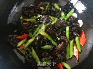 木耳炒芦笋的做法步骤：8