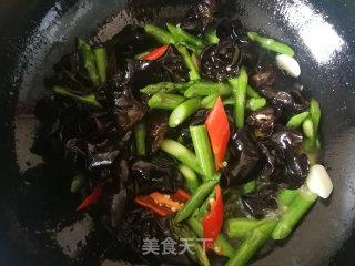 木耳炒芦笋的做法步骤：9