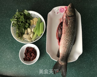 酸辣炖鱼的做法步骤：1