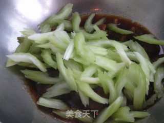 松茸炒西芹的做法步骤：7