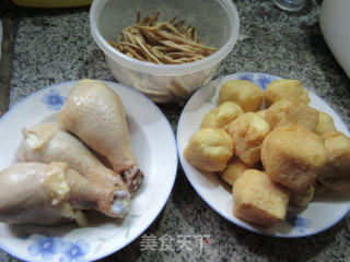 【电饭锅版】黄花菜油豆腐焖琵琶腿的做法步骤：1