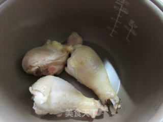 【电饭锅版】黄花菜油豆腐焖琵琶腿的做法步骤：3