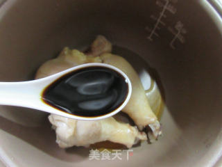 【电饭锅版】黄花菜油豆腐焖琵琶腿的做法步骤：5
