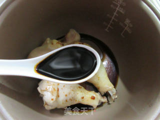 【电饭锅版】黄花菜油豆腐焖琵琶腿的做法步骤：6