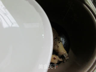 【电饭锅版】黄花菜油豆腐焖琵琶腿的做法步骤：8