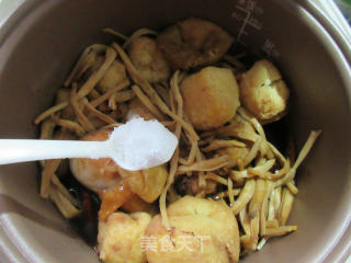 【电饭锅版】黄花菜油豆腐焖琵琶腿的做法步骤：12