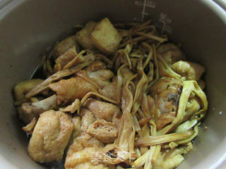 【电饭锅版】黄花菜油豆腐焖琵琶腿的做法步骤：13
