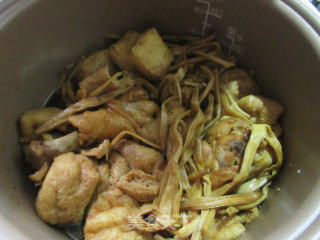 【电饭锅版】黄花菜油豆腐焖琵琶腿的做法步骤：16
