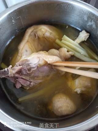 春笋木耳炖土鸡汤的做法步骤：6