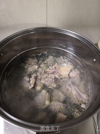 酸汤海带炖老鸭的做法步骤：3