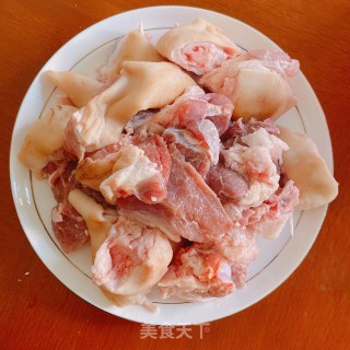 我家的焖猪脚的做法步骤：1