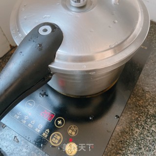 我家的焖猪脚的做法步骤：13