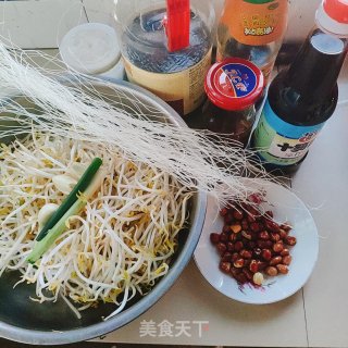 香辣凉拌豆芽的做法步骤：1